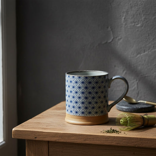 Mug en céramique Yugen lab avec motif géométrique bleu asanoha sur fond blanc et base en terre cuite naturelle