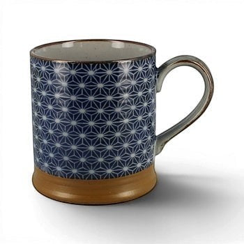 Mug Yugen lab en céramique bleue avec motif traditionnel japonais Asanoha et base en finition naturelle