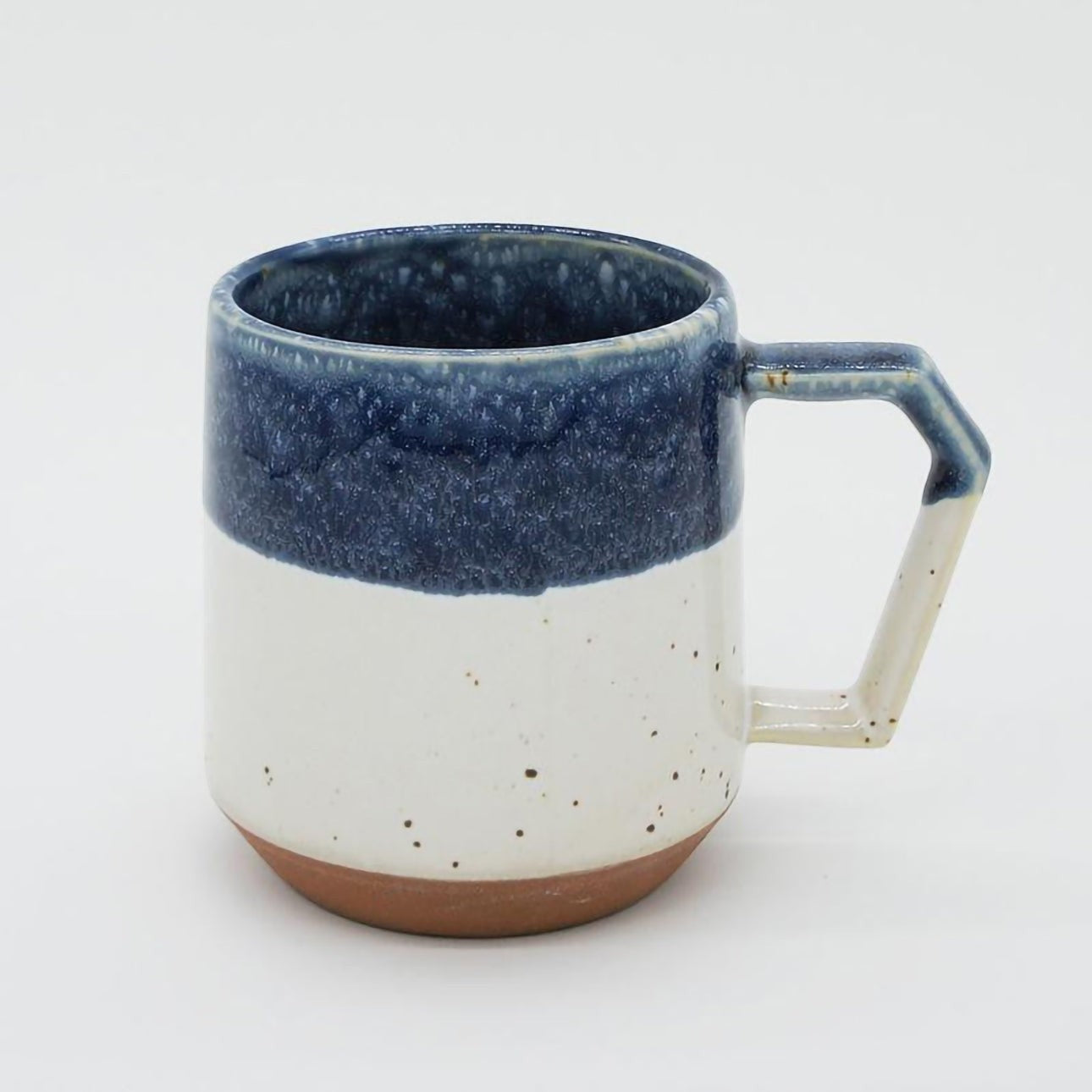 Mug Yugen lab en céramique bicolore bleu et blanc avec anse géométrique et base en terre cuite apparente