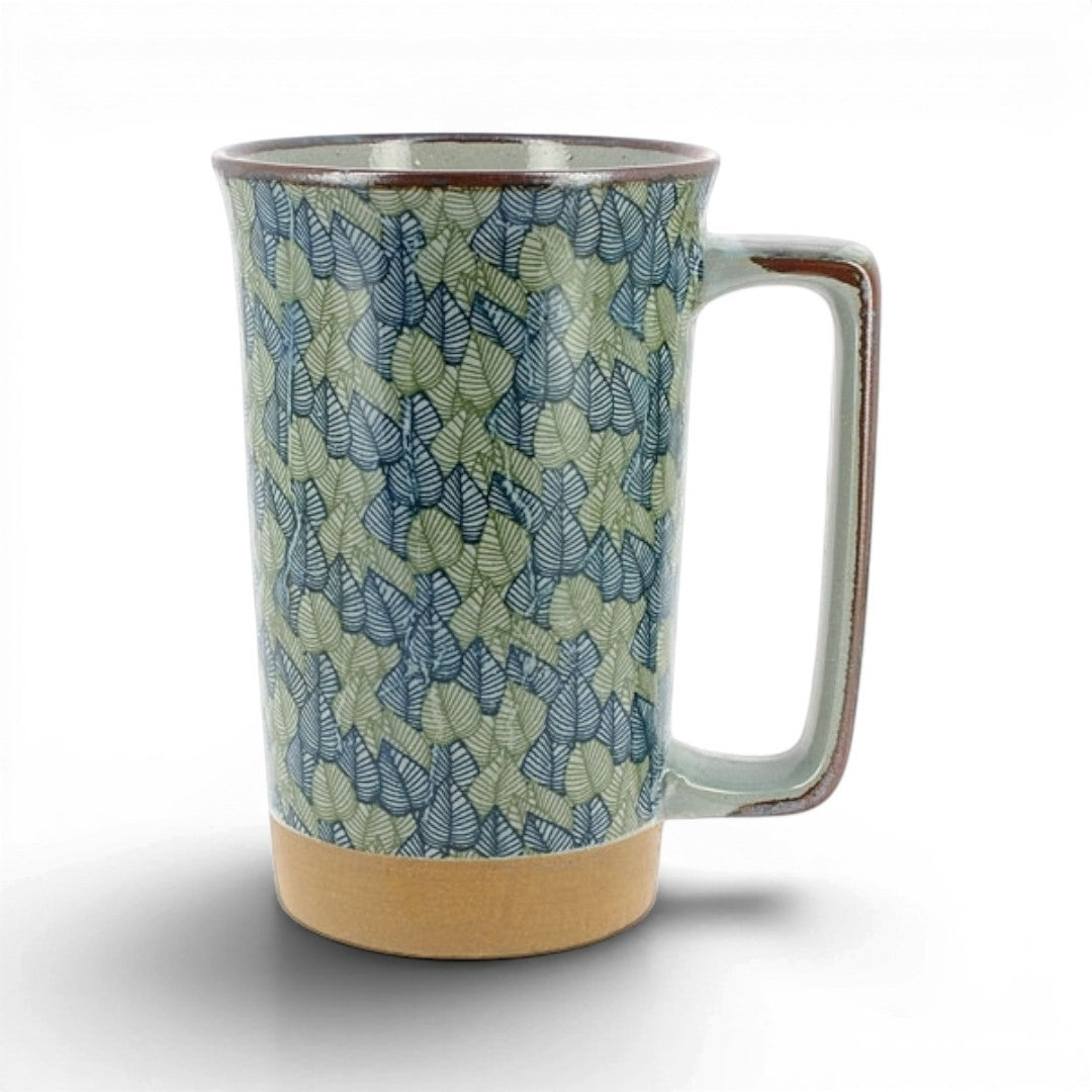 Mug Yugen lab en céramique japonaise avec motif de feuilles bleues et vertes et anse rectangulaire