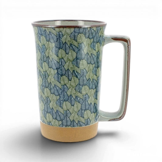 Mug Yugen lab en céramique japonaise avec motif de feuilles bleues et vertes et anse rectangulaire