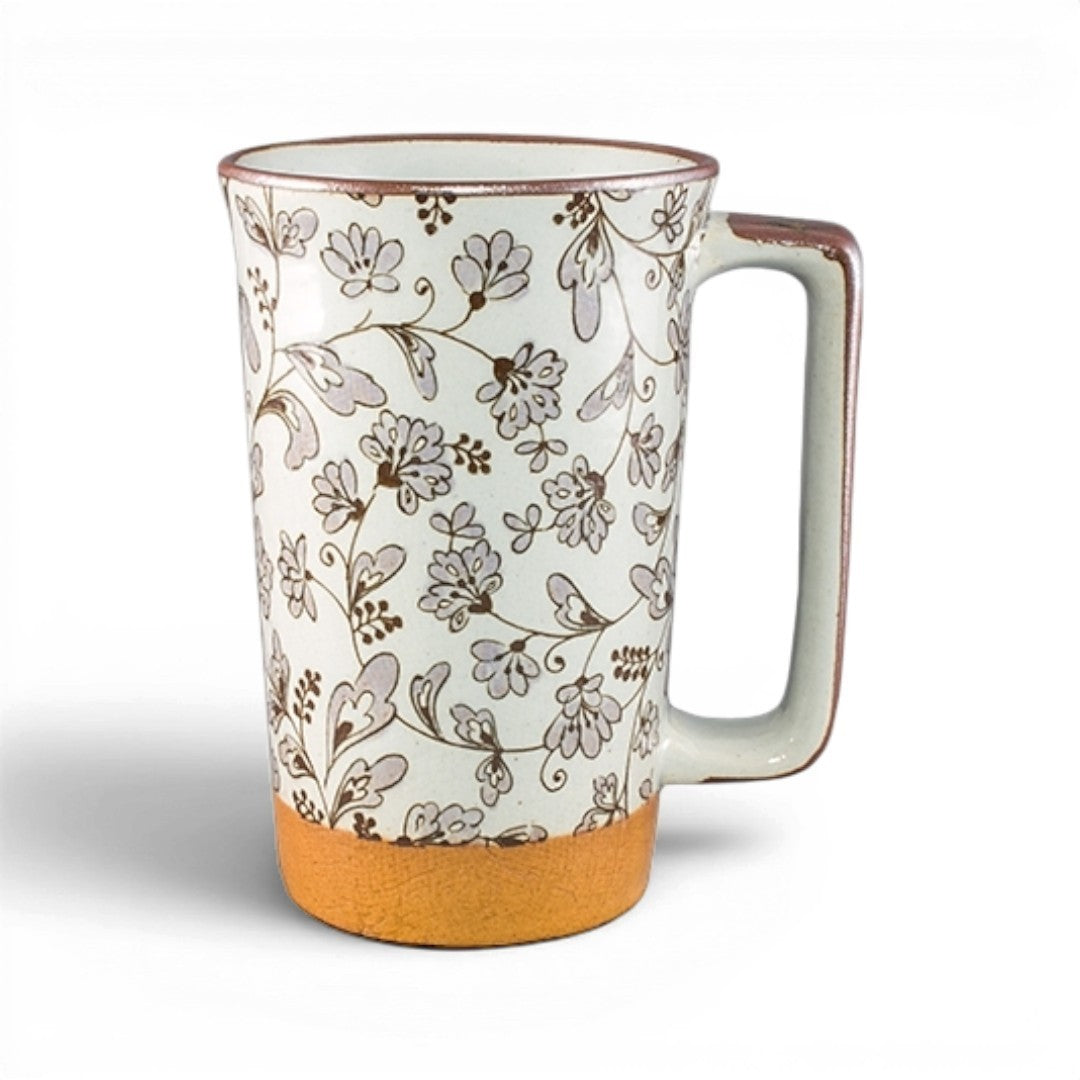 Mug Yugen lab en céramique avec motif floral mauve et détails dorés sur l'anse et le bord