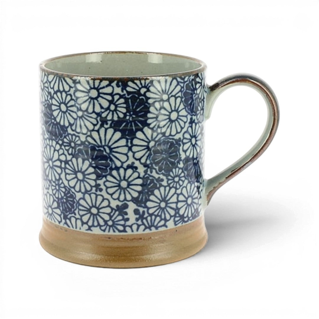 Mug Yugen lab en céramique bleu et blanc avec motif floral de marguerites japonaises