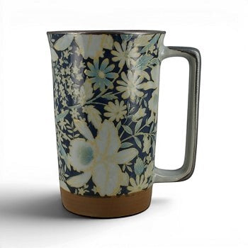 Mug en céramique Yugen lab bleu profond à motif floral crème et jaune avec anse rectangulaire et base terre