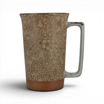 Mug Yugen lab en céramique japonaise beige et brun avec un motif floral détaillé et une base en terre cuite.