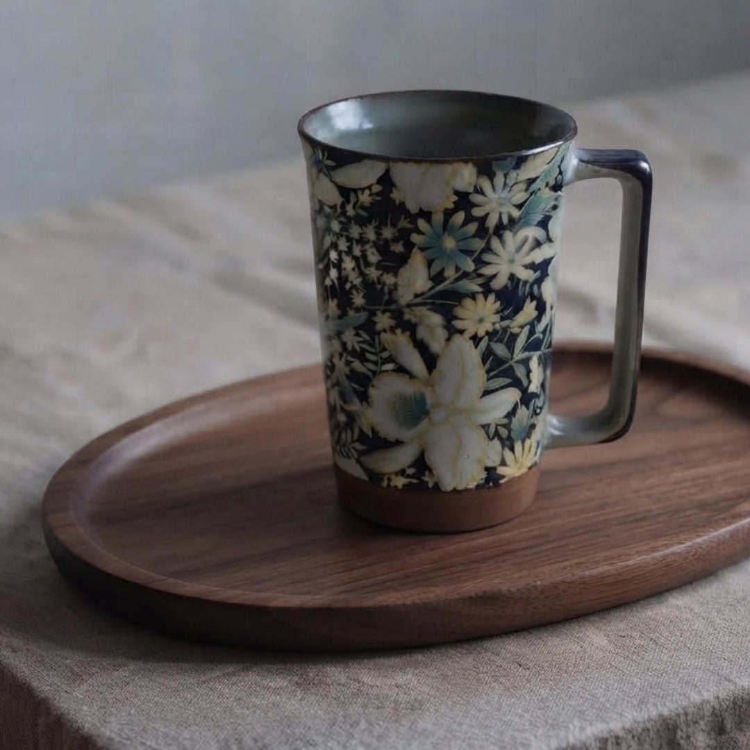 Mug en céramique Yugen lab à motif floral bleu et jaune, forme haute avec anse rectangulaire sur plateau en bois