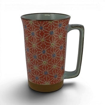 Mug Yugen lab en céramique rouge brillant avec motif Hanasibori, grande anse et base naturelle, style japonais.
