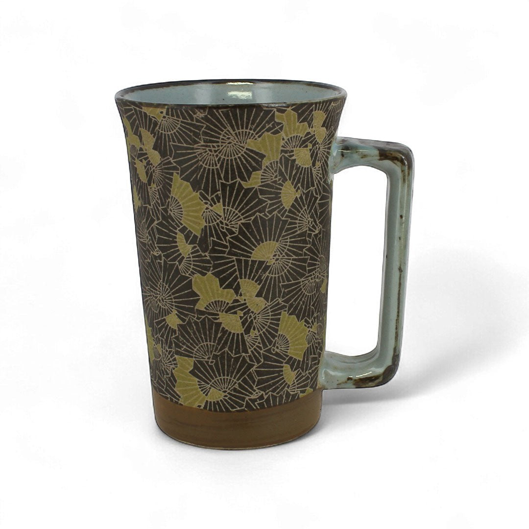 Mug Yugen lab en céramique Minoyaki de Gifu avec motif éventails brun-jaune et anse carrée ergonomique