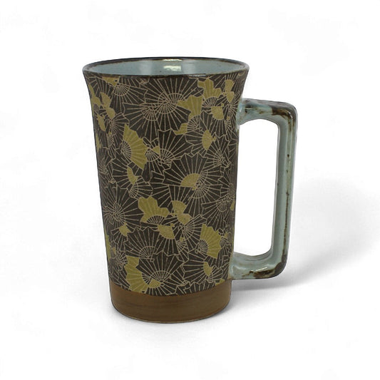 Mug Yugen lab en céramique Minoyaki de Gifu avec motif éventails brun-jaune et anse carrée ergonomique