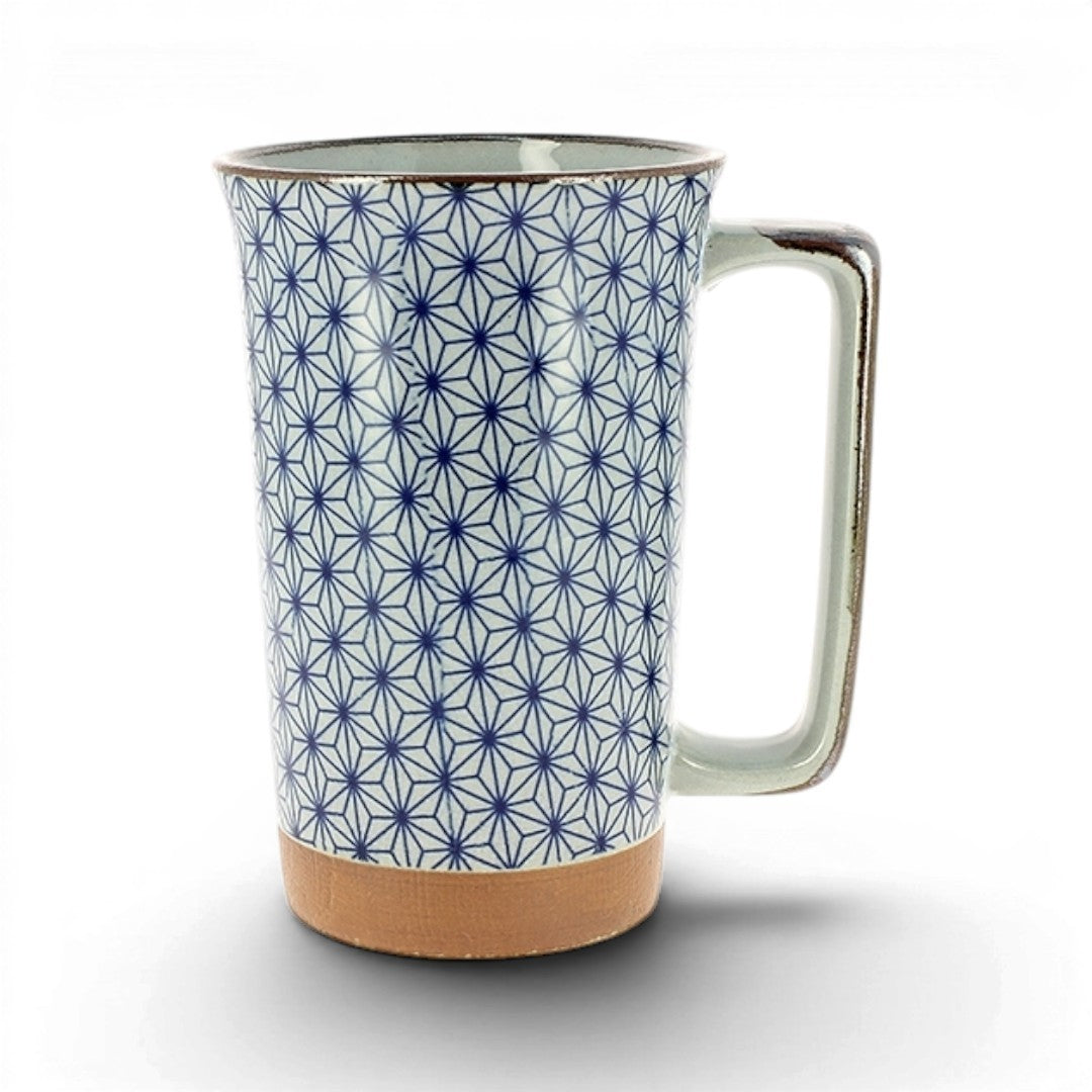 Grand mug Yugen lab en céramique blanche et bleue avec motif géométrique japonais et anse ergonomique