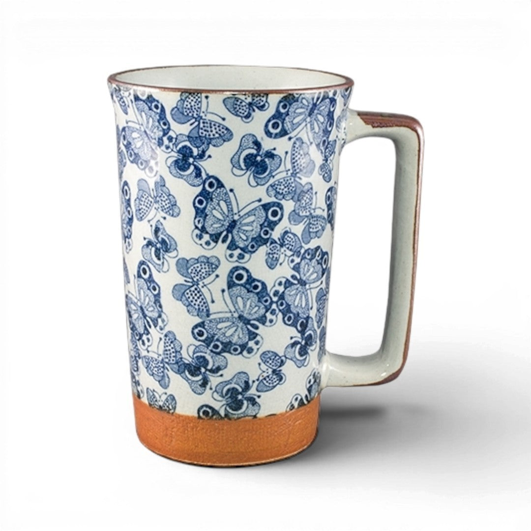 Grand mug Yugen lab en céramique blanche orné de papillons bleus avec une base en terre cuite et une anse large