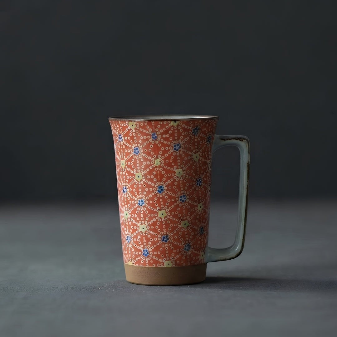 Mug en céramique Yugen lab rouge brillant avec motif Hanasibori traditionnel, grande anse et base naturelle.