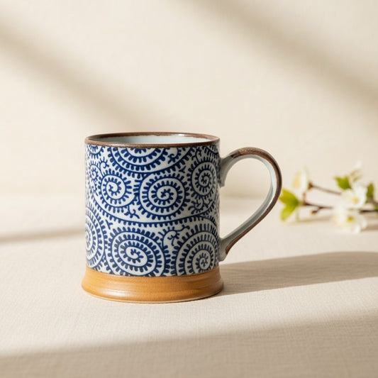 Mug Yugen lab en céramique avec motif bleu takokarakusa et base en grès naturel sur fond beige