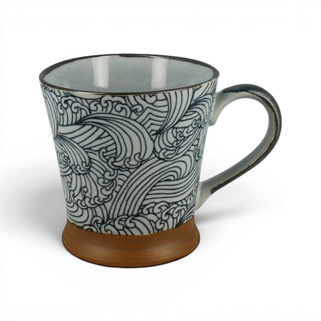 Mug en céramique Yugen lab avec motif de vagues japonaises Seigaiha, finition artisanale et base couleur terre.