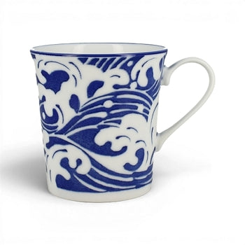 Mug Yugen lab en céramique blanche avec motif de vagues bleu profond et anse arrondie, style japonais.