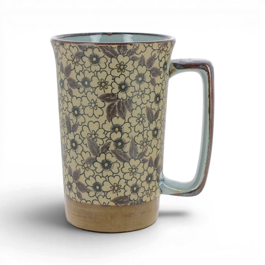 Mug Yugen lab en grès beige avec motif floral délicat inspiré des fleurs de cerisier, style artisanal japonais