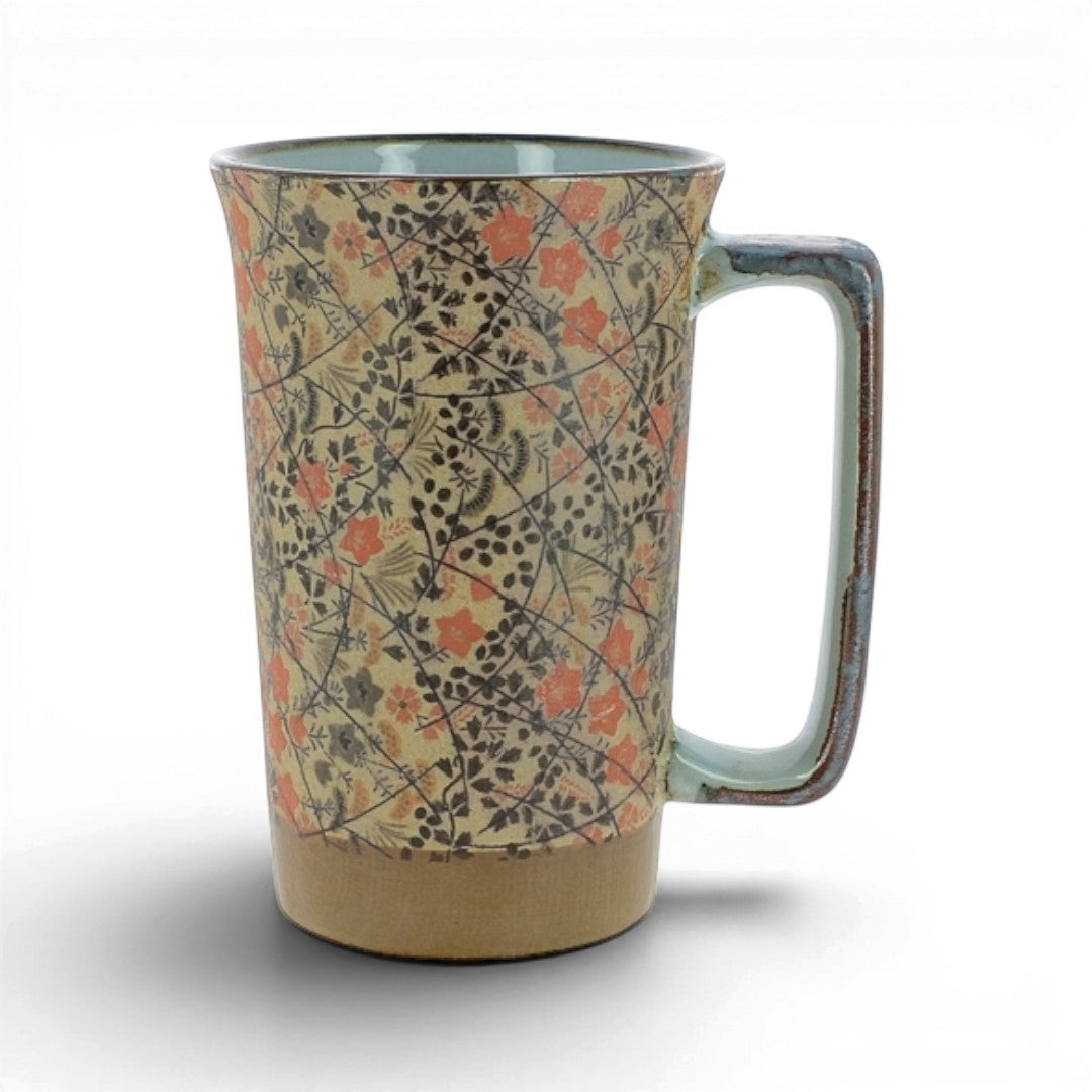 Mug Yugen lab en grès avec motifs floraux rouges et noirs sur fond marron et anse ergonomique
