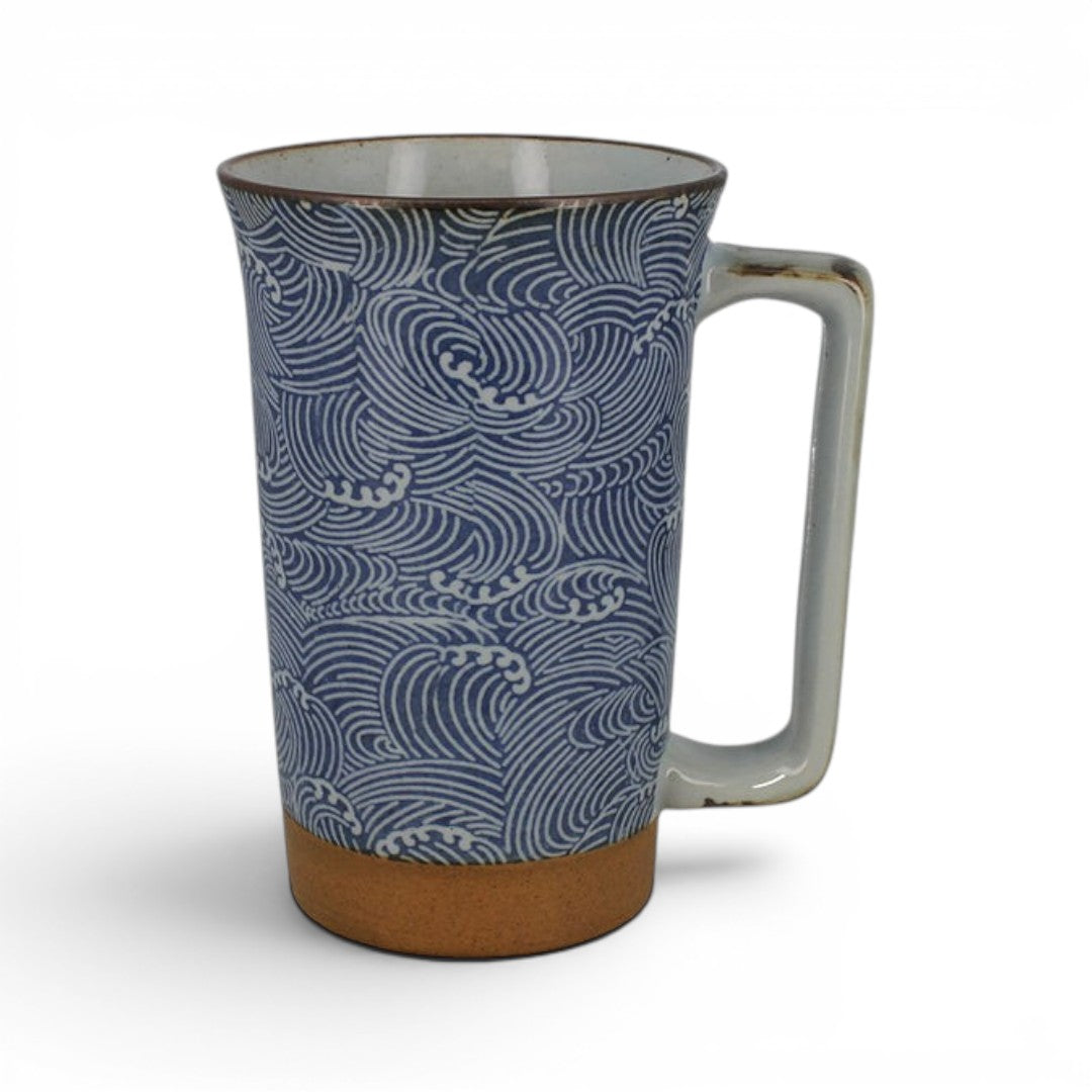 Mug Yugen lab en grès bleu avec motif de vagues japonaises, 400 ml, design robuste et élégant.