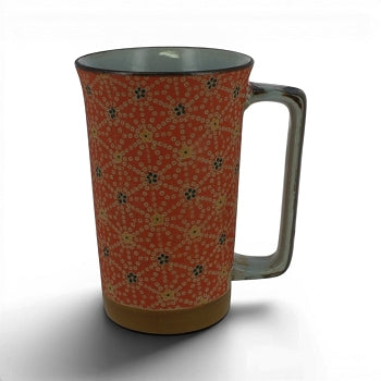 Grand mug Yugen lab rouge mat à motif floral japonais ponctué de détails dorés et anse angulaire, contenance 40 cl.