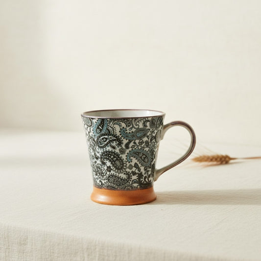 Mug Yugen lab en céramique japonaise avec motifs arabesques bleus et verts et base en grès naturel