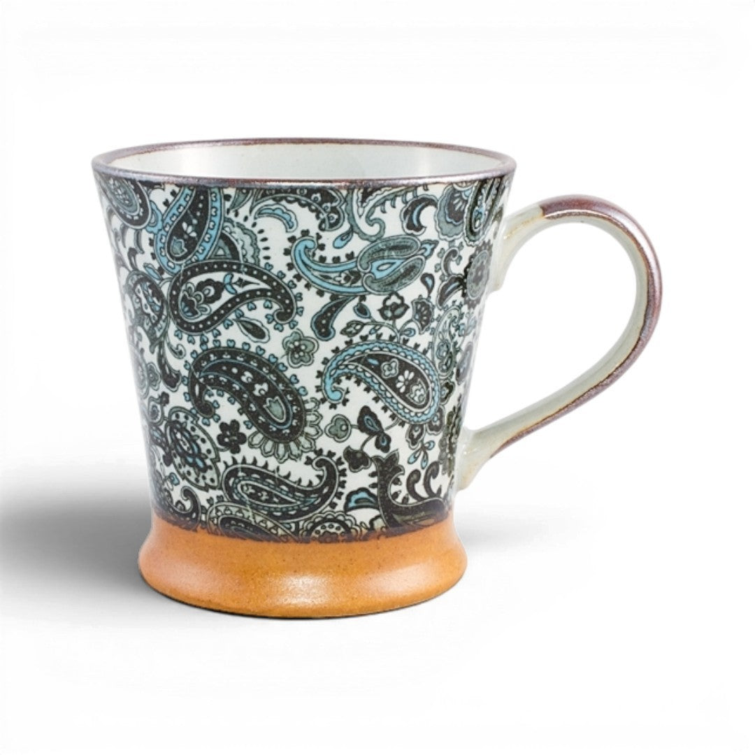 Mug Yugen lab en céramique japonaise avec motifs arabesques bleus et verts sur une base en grès naturel