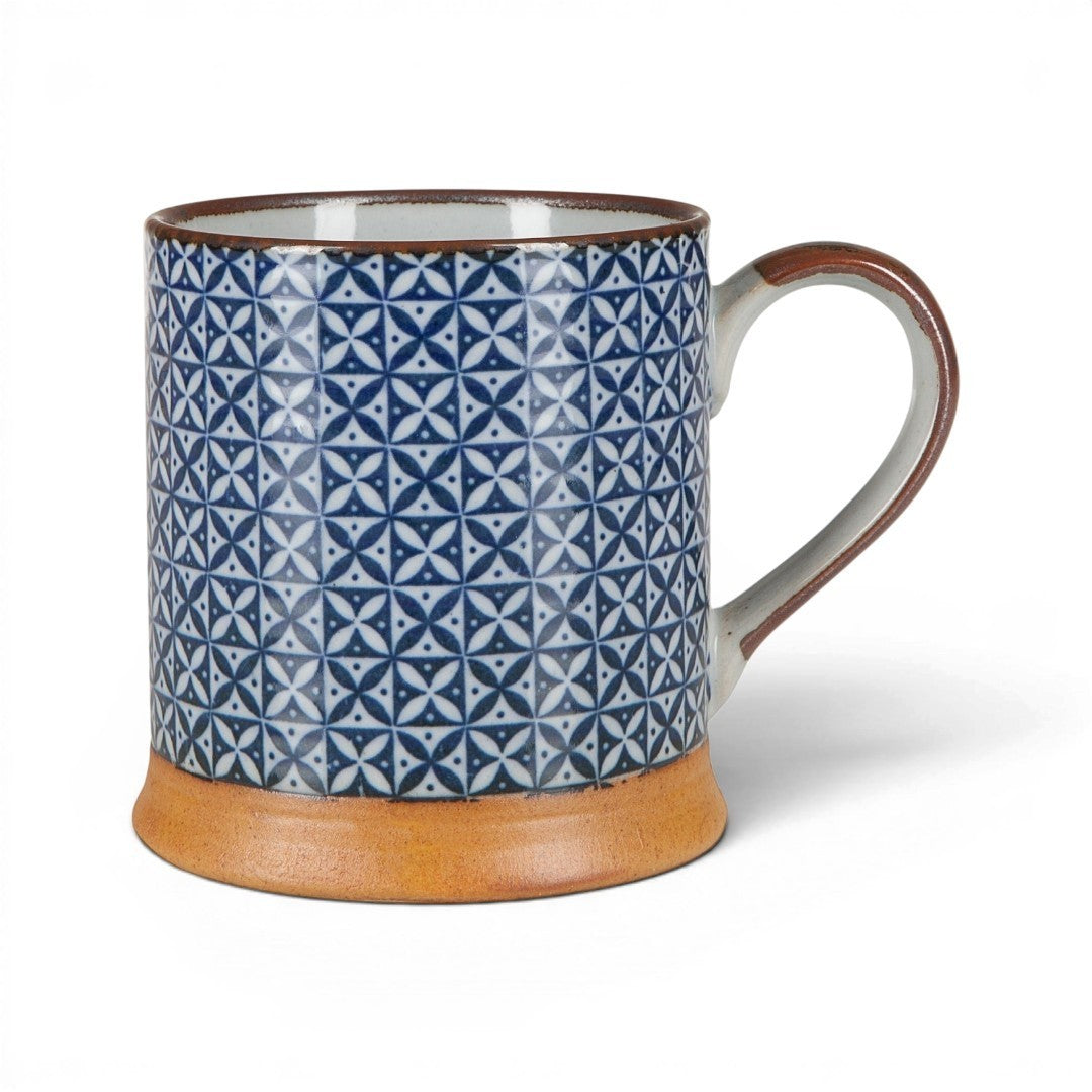 Mug japonais Yugen lab en céramique et grès avec motif géométrique bleu et blanc et anse ergonomique
