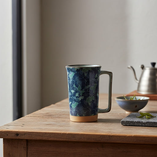 Grand mug Yugen lab en céramique bleue et verte avec motifs éventails traditionnels japonais sur une table en bois