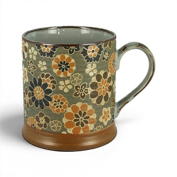 Mug japonais Yugen lab Oogimai en céramique émaillée à motifs floraux ocre, bleu et vert grisé avec anse arrondie.