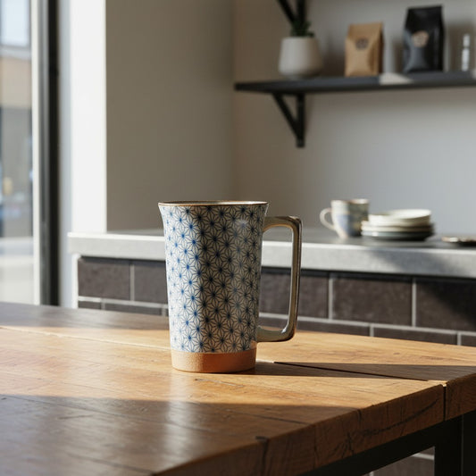 Grand mug Yugen lab en céramique blanche et bleue avec motif étoilé traditionnel japonais posé sur une table en bois