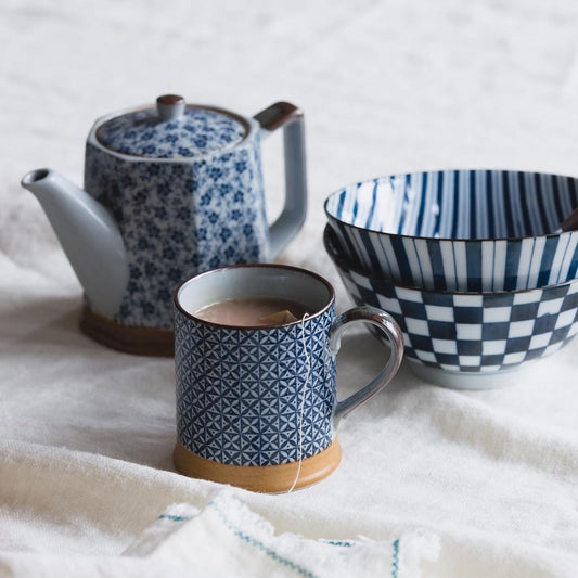 Mug japonais Yugen lab en céramique bleu et blanc avec motif géométrique diamant et base en grès