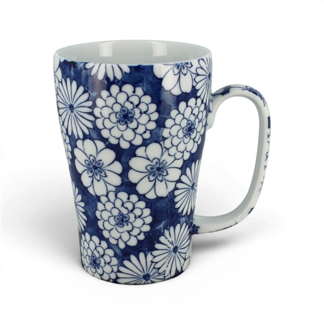 Grand mug Yugen lab en céramique blanche et bleue avec un motif floral japonais traditionnel