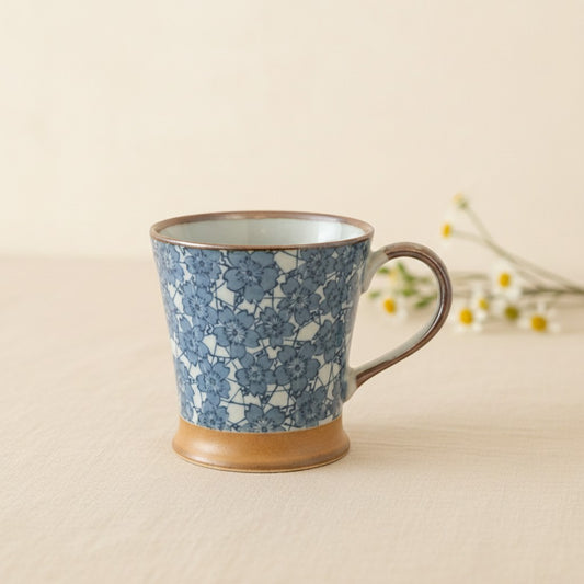 Mug japonais Yugen lab en céramique et grès avec motif floral bleu et blanc sur fond beige
