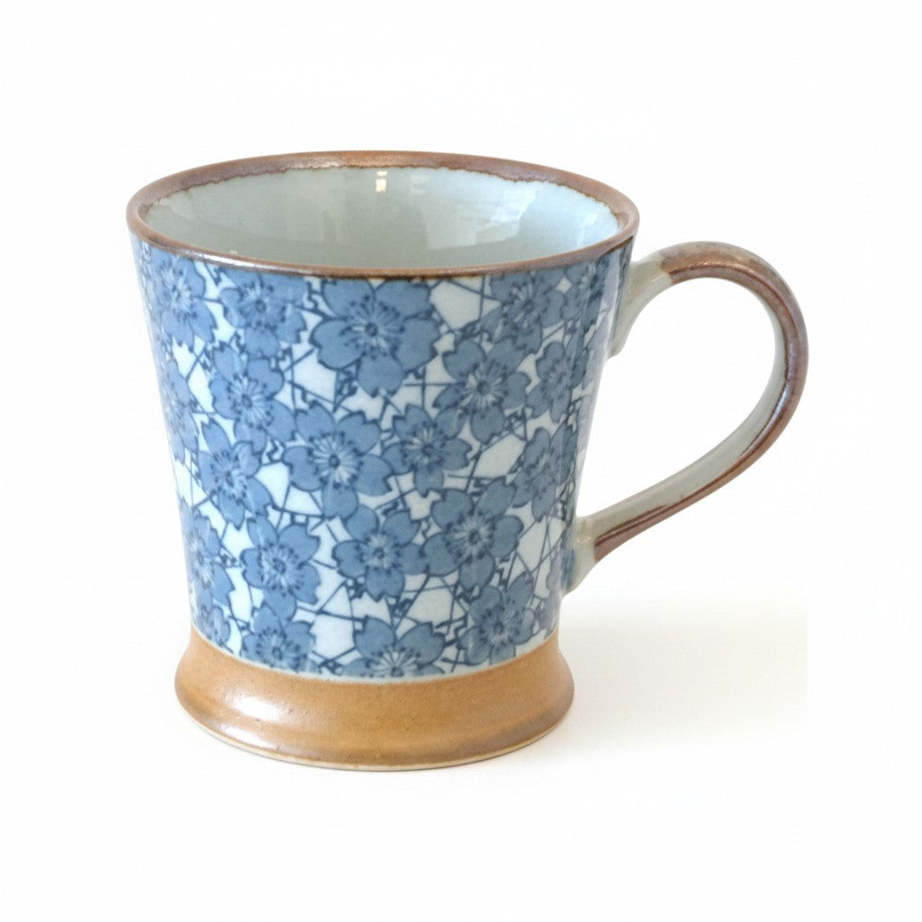 Mug japonais Yugen lab en céramique et grès avec motif floral bleu et blanc sur fond blanc