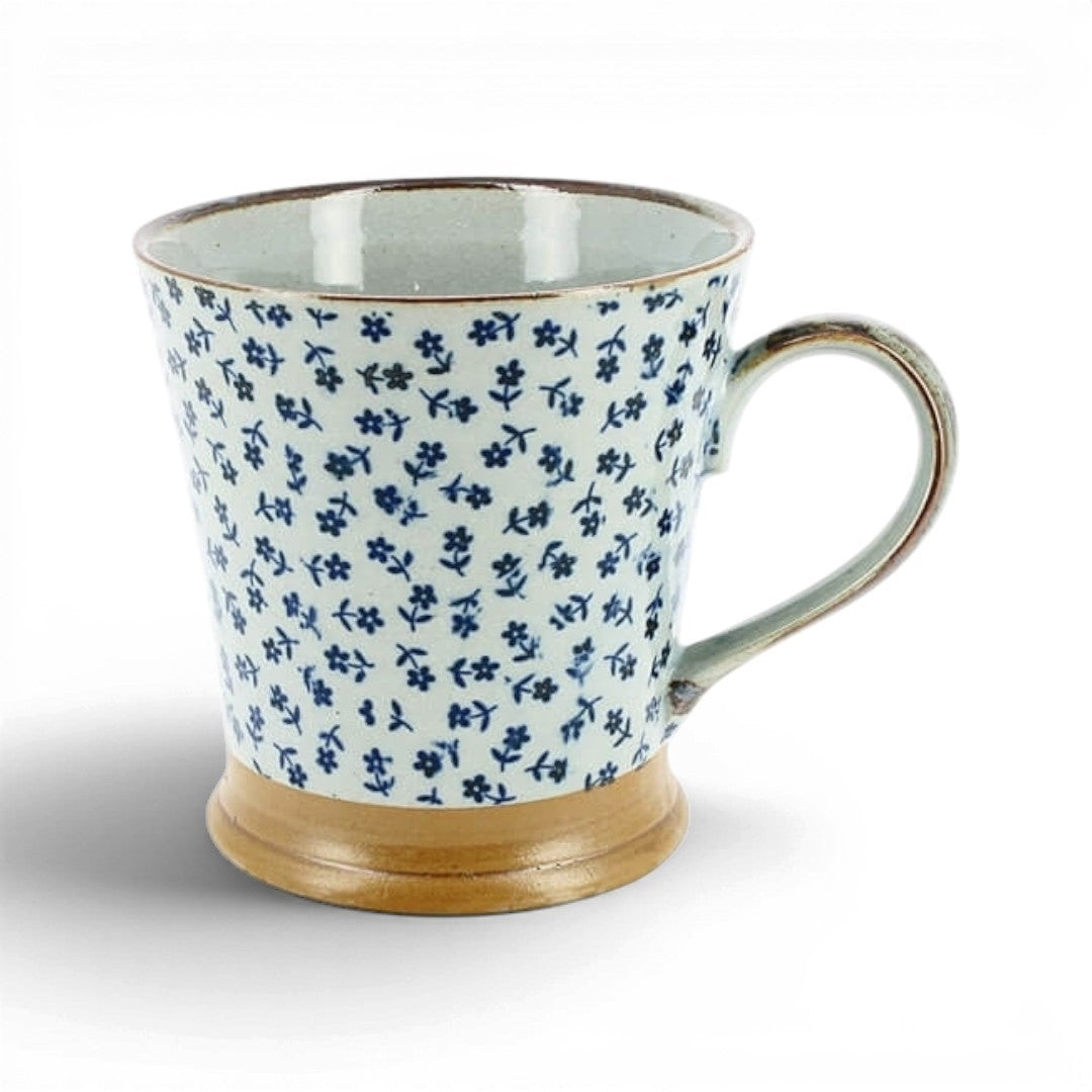 Mug japonais Yugen lab en céramique blanche avec motif de petites fleurs bleues et base en terre cuite