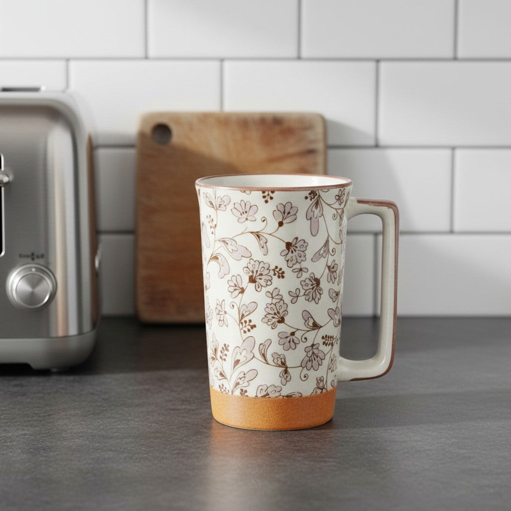 Mug Yugen lab en céramique avec motif floral mauve et détails dorés sur fond blanc, posé sur un plan de travail