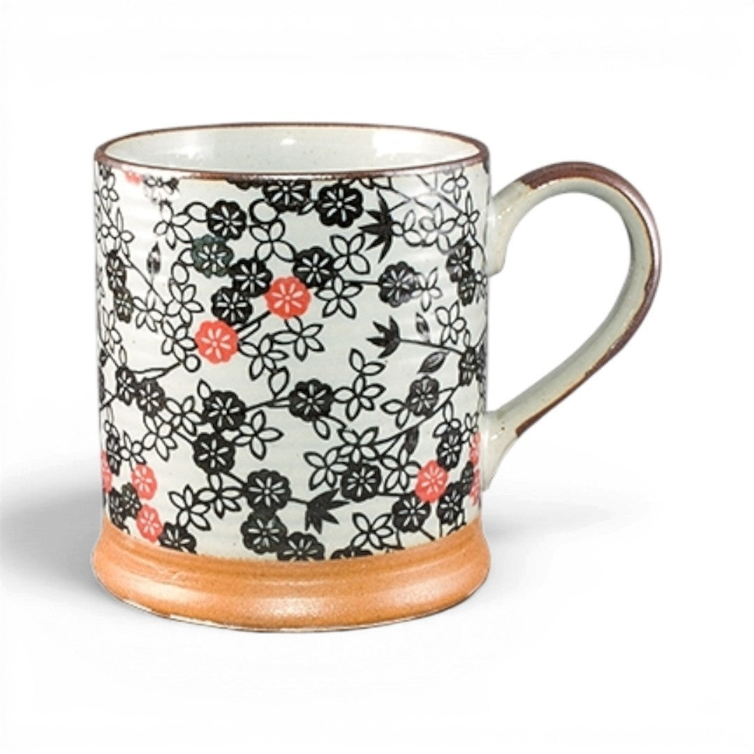 Mug en céramique Yugen lab avec motif floral japonais noir, blanc et rouge sur fond clair