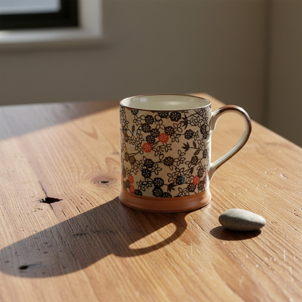 Mug Yugen lab en céramique japonaise avec motif floral noir, blanc et rouge sur une table en bois