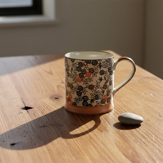 Mug Yugen lab en céramique japonaise avec motif floral noir, blanc et rouge sur une table en bois