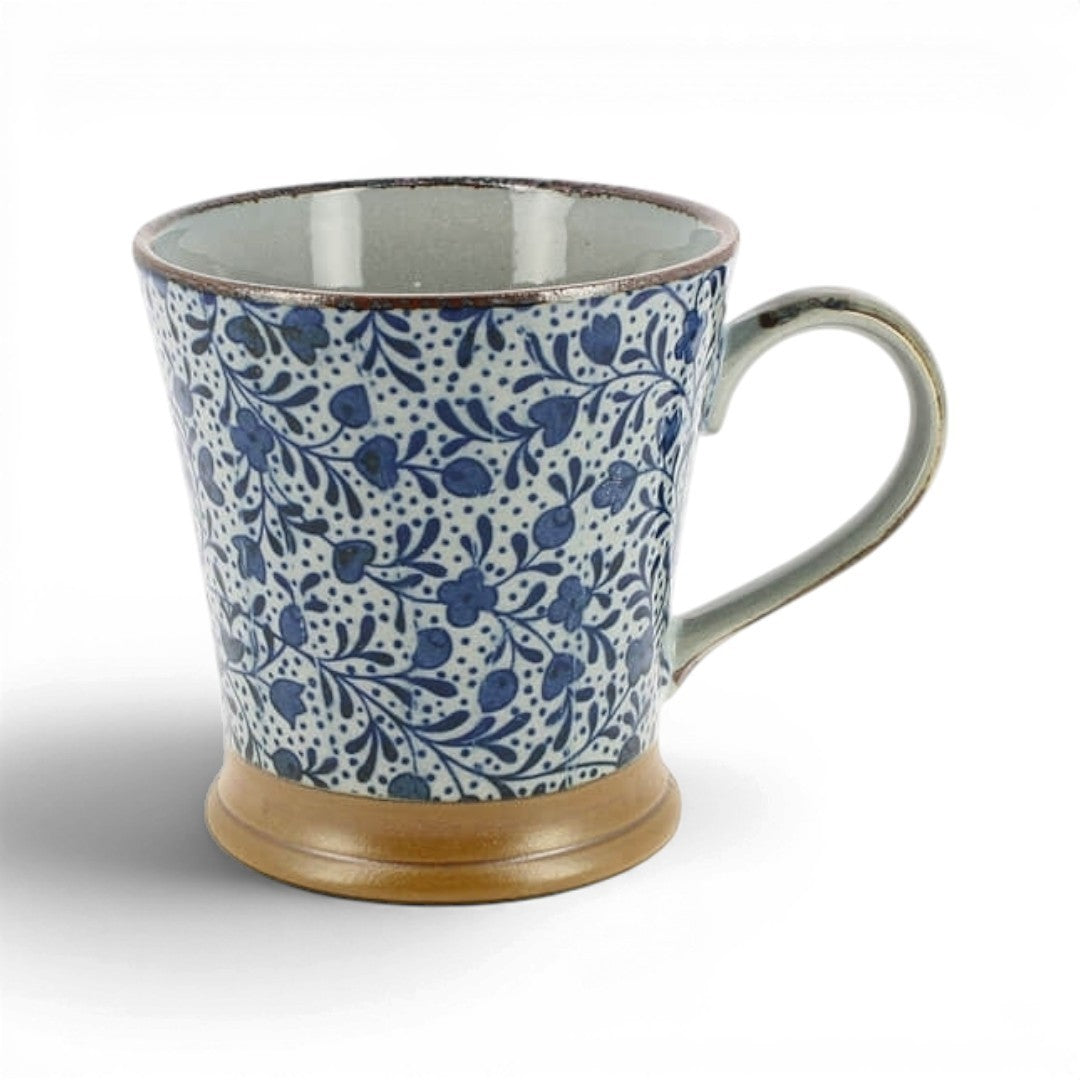 Mug japonais Yugen lab en céramique avec motifs floraux bleus traditionnels et base en grès naturel