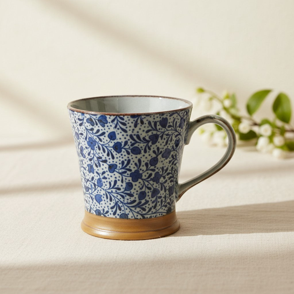 Mug japonais Yugen lab en céramique avec motifs floraux bleus traditionnels et base en grès naturel