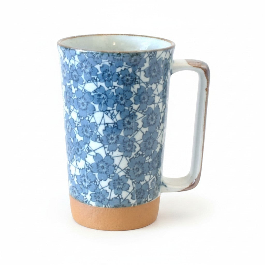 Mug japonais Yugen lab en céramique blanche avec motif floral bleu et détails ocre sur l'anse et la base