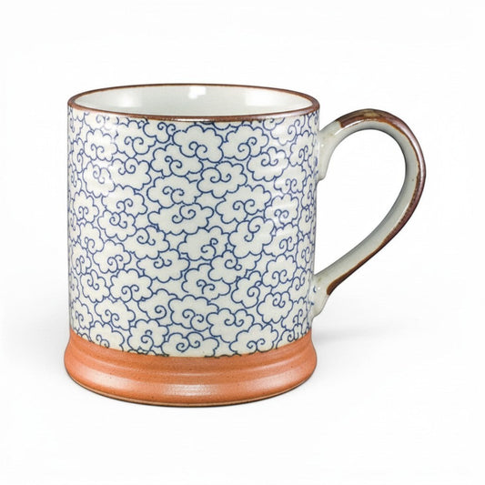 Mug japonais Yugen lab en céramique blanche et bleue avec motif de nuages et base en grès naturel