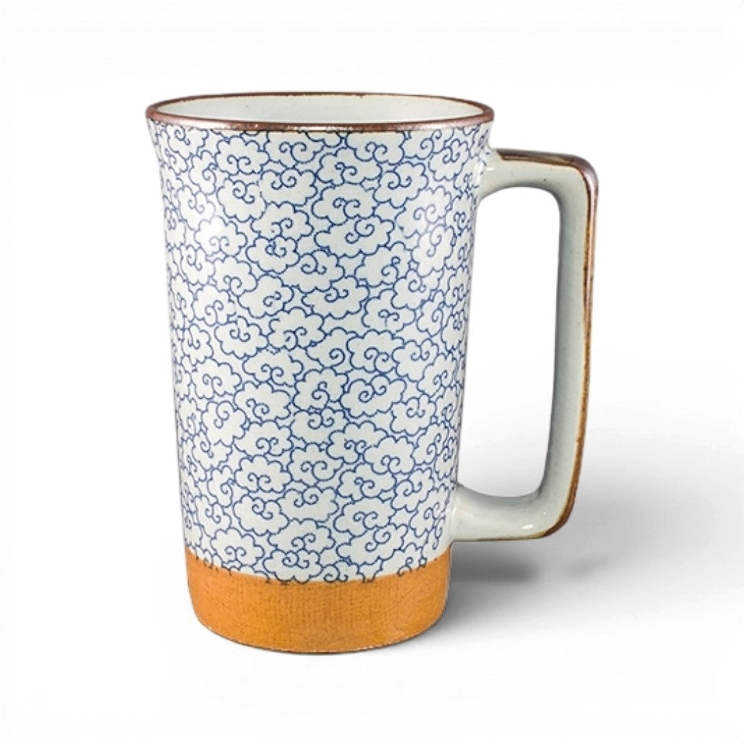 Mug japonais Yugen lab en céramique avec motif de nuages bleus et base ocre, design artisanal de Gifu