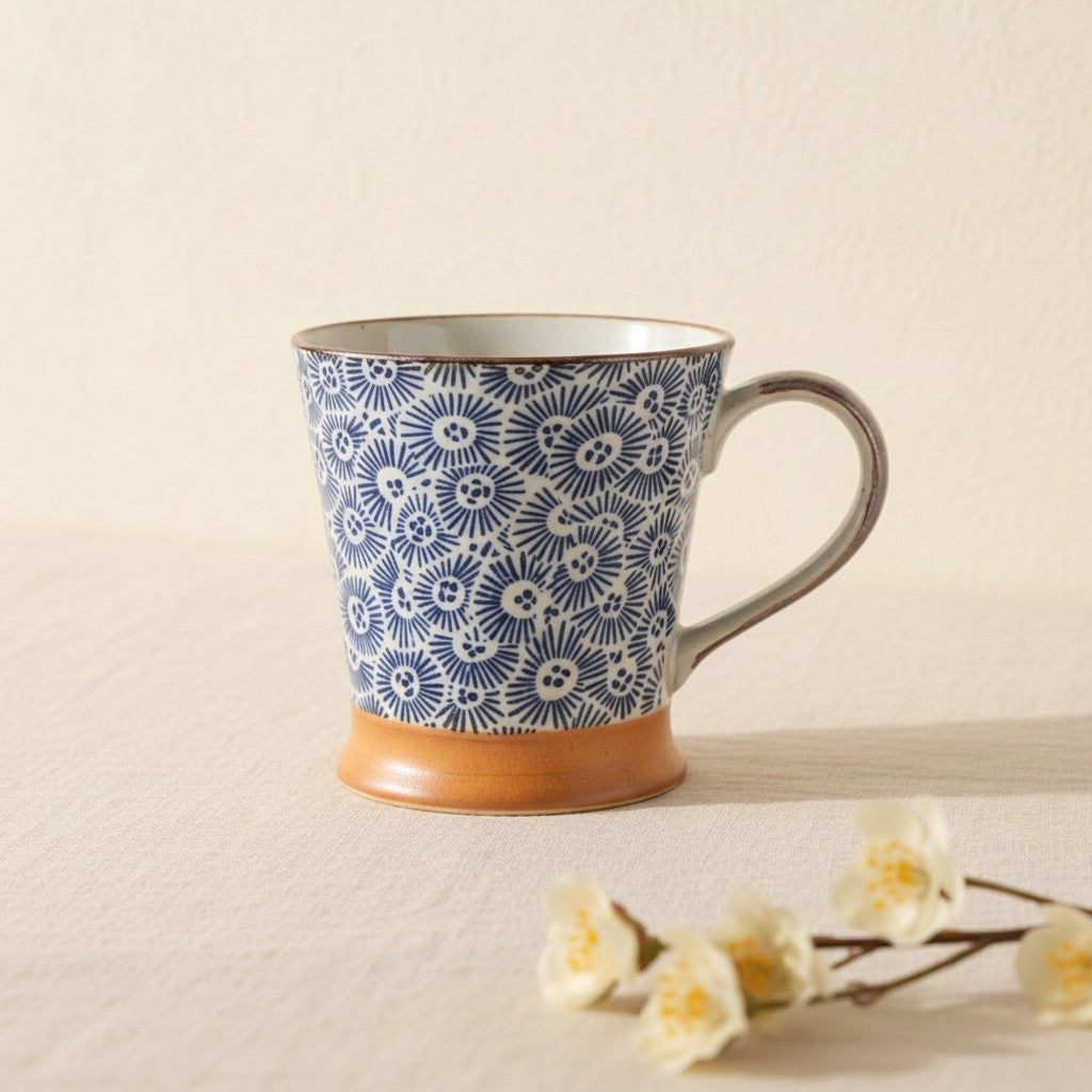 Mug Yugen lab en céramique et grès avec motif bleu et blanc inspiré des oursins, style japonais traditionnel.