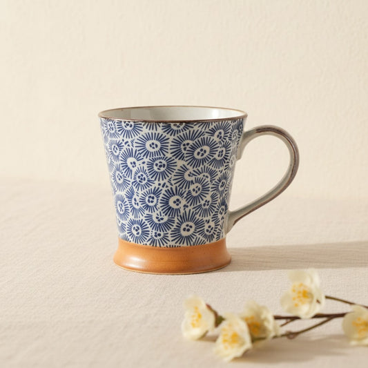 Mug Yugen lab en céramique et grès avec motif bleu et blanc inspiré des oursins, style japonais traditionnel.