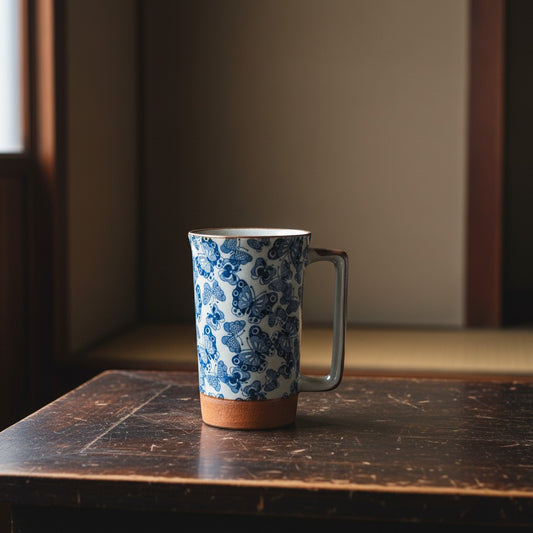 Grand mug japonais en céramique Yugen lab avec motif papillons bleus sur fond blanc et anse large ergonomique