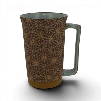 Grand mug Yugen lab Hanasibori rouge mat à motif floral japonais et détails dorés, anse angulaire, contenance 40 cl.