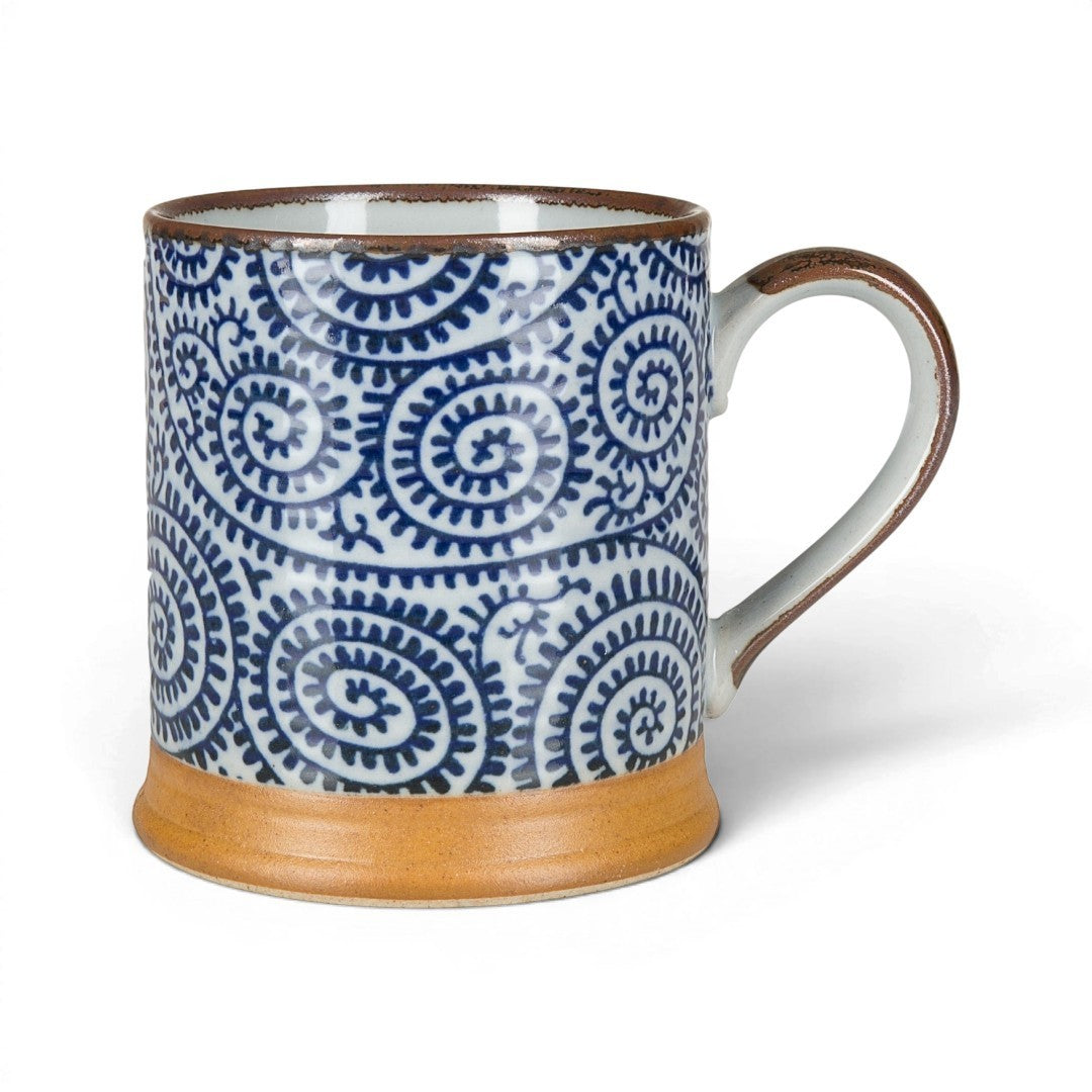 Mug Yugen lab en grès avec motif traditionnel japonais takokarakusa bleu et base en céramique naturelle