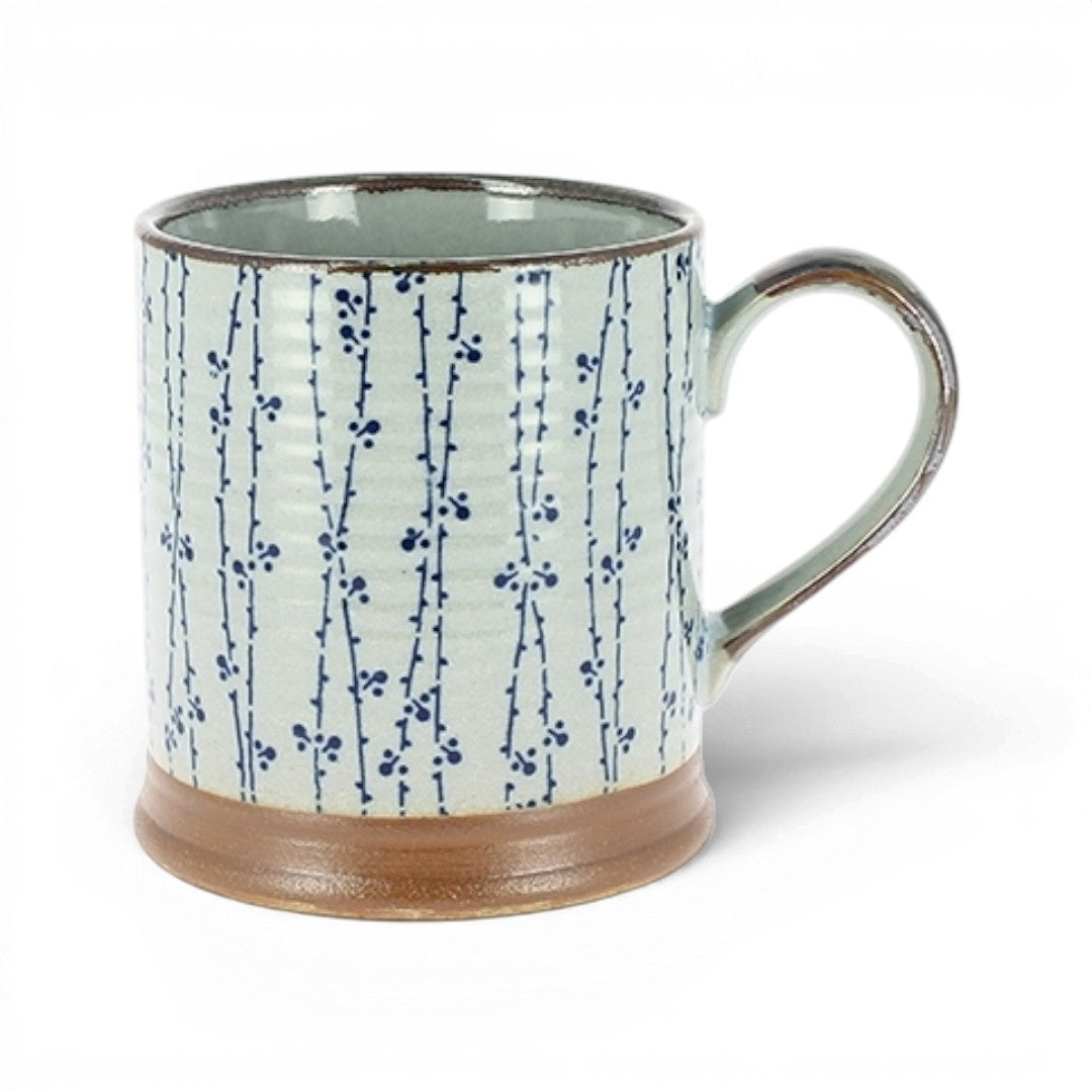 Mug Yugen lab en céramique avec motifs de tiges grimpantes bleues sur fond clair et base en grès marron