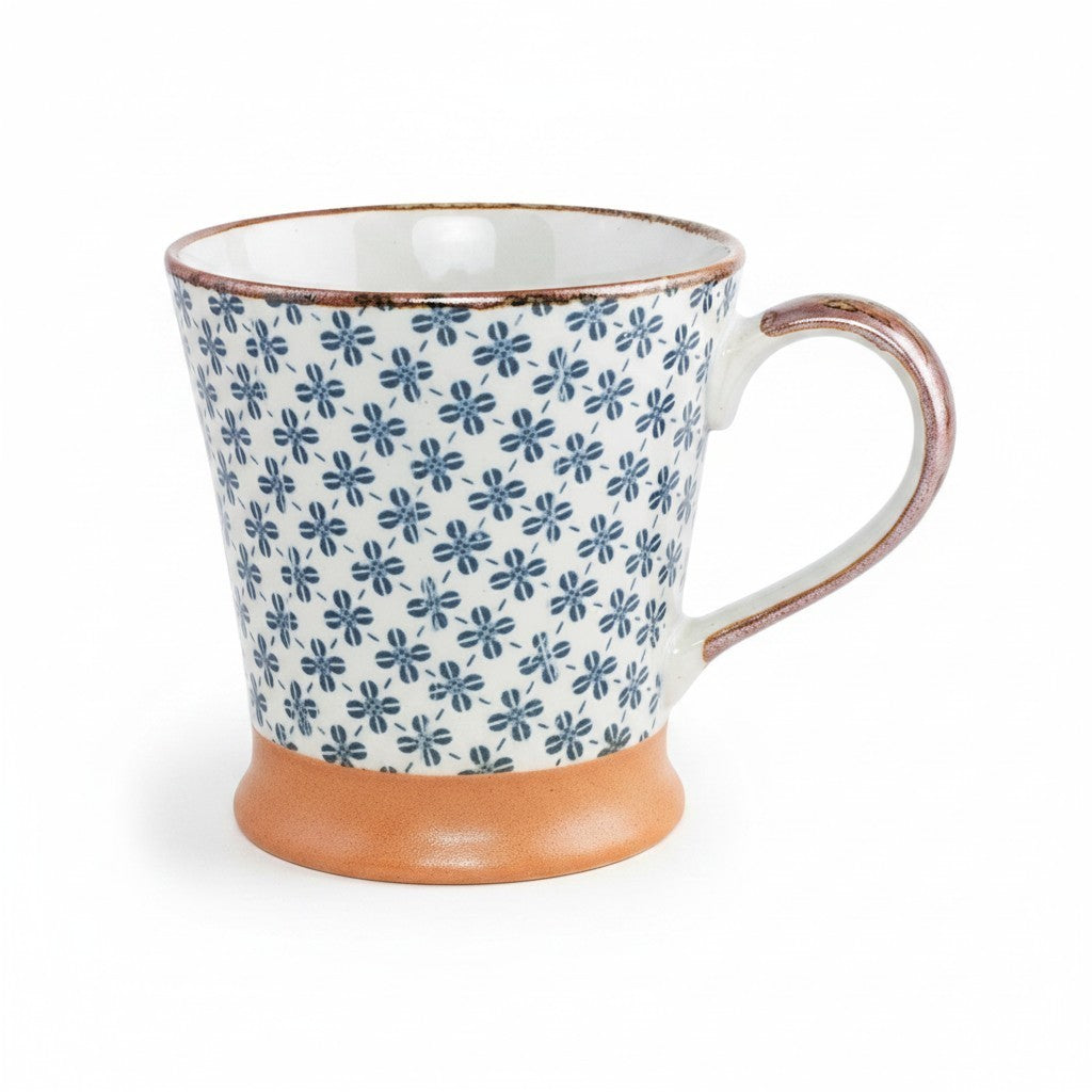 Mug japonais Yugen lab en céramique blanche et bleue avec motifs trèfles et base en terre cuite sur fond blanc